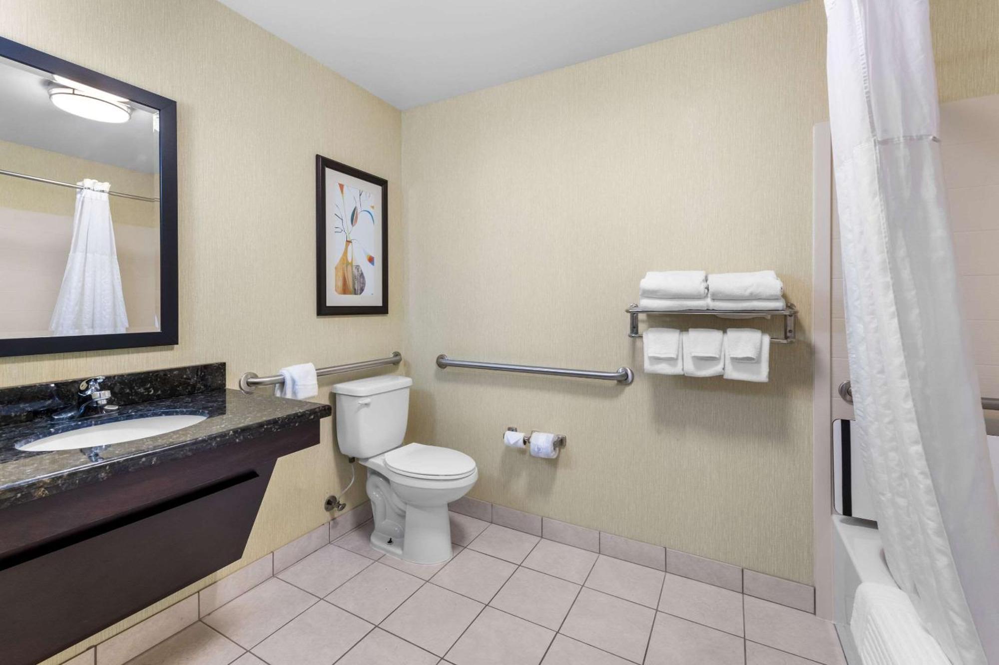 Comfort West - Farragut Hotel